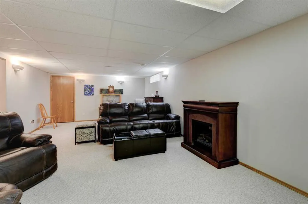 3 Strathmore Lakes Bay