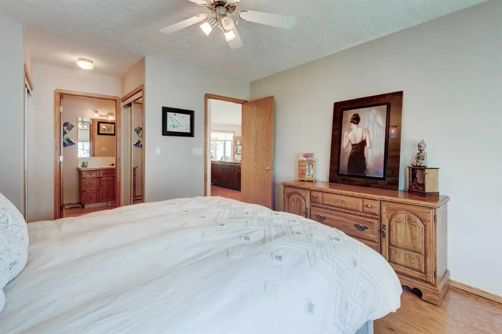 3 Strathmore Lakes Bay