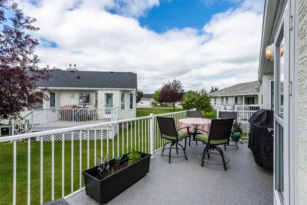 3 Strathmore Lakes Bay