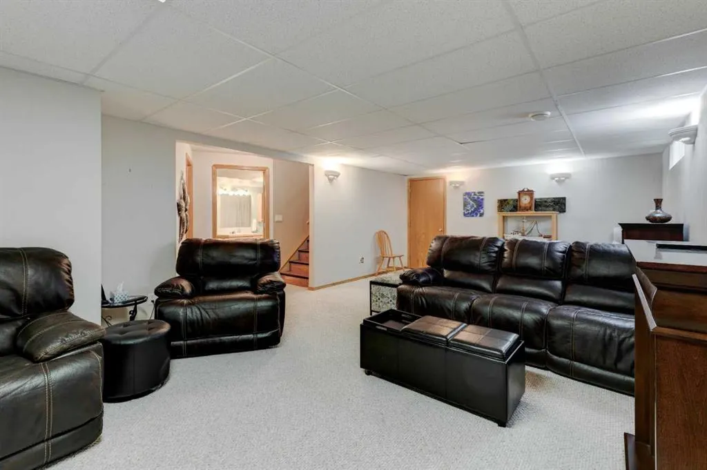 3 Strathmore Lakes Bay