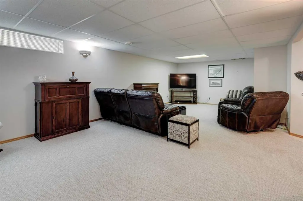 3 Strathmore Lakes Bay