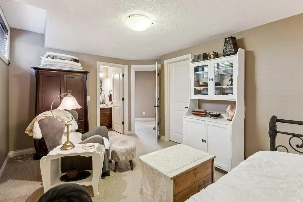 156 Tuscany Ravine Heights NW