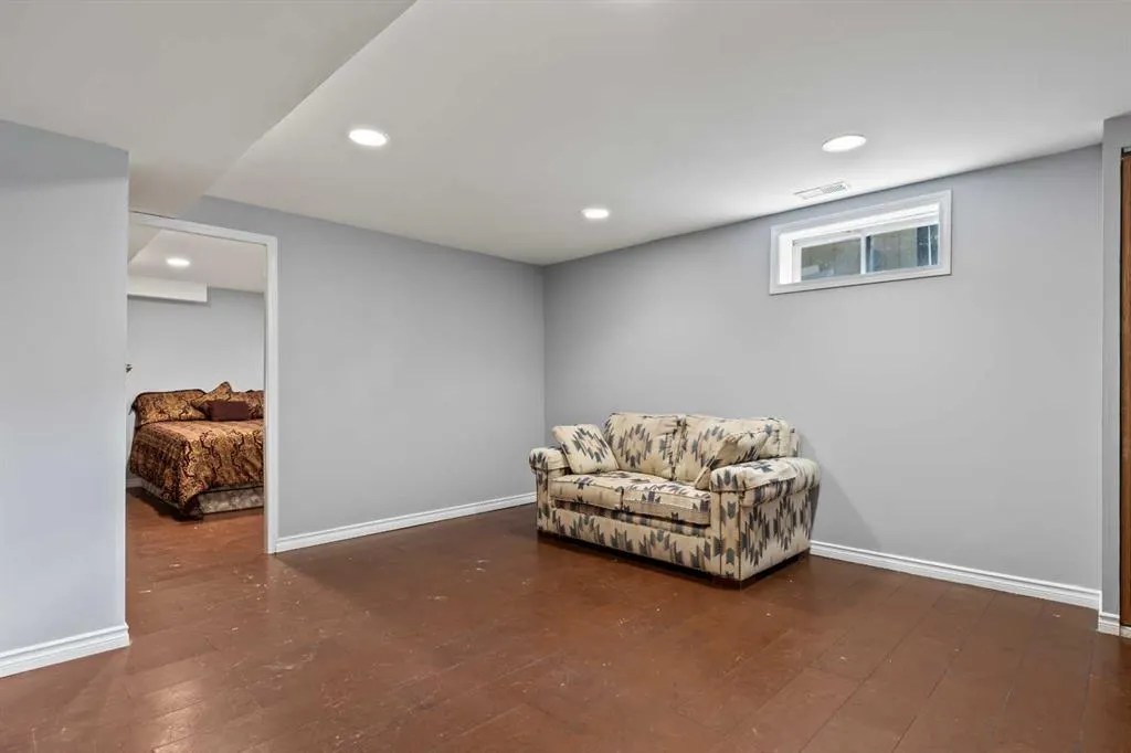 51 Redwood meadows Drive
