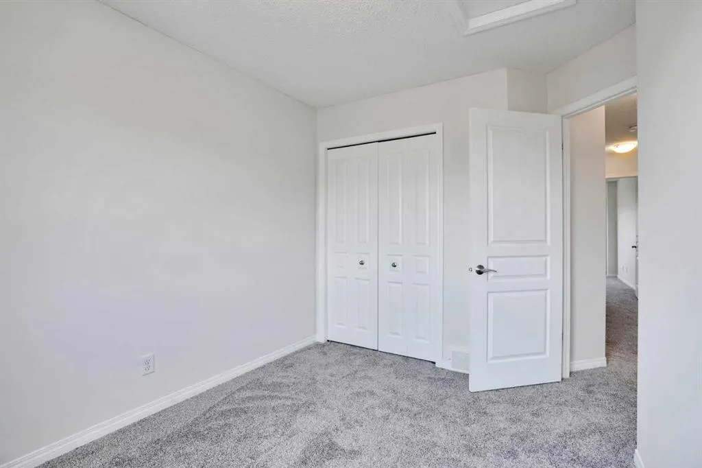 221 Elgin Meadows Park SE