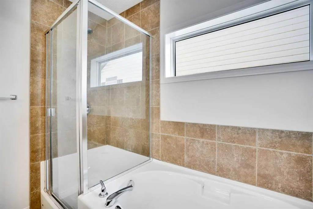 221 Elgin Meadows Park SE