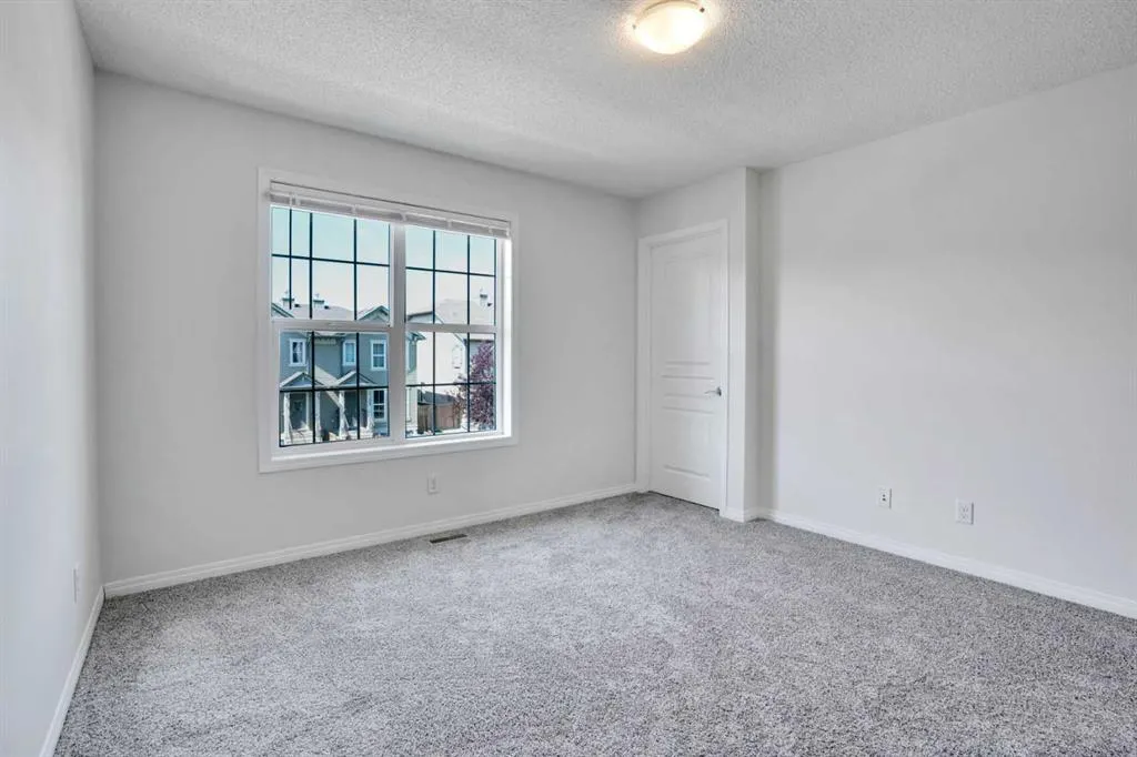 221 Elgin Meadows Park SE
