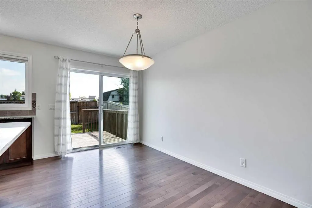221 Elgin Meadows Park SE
