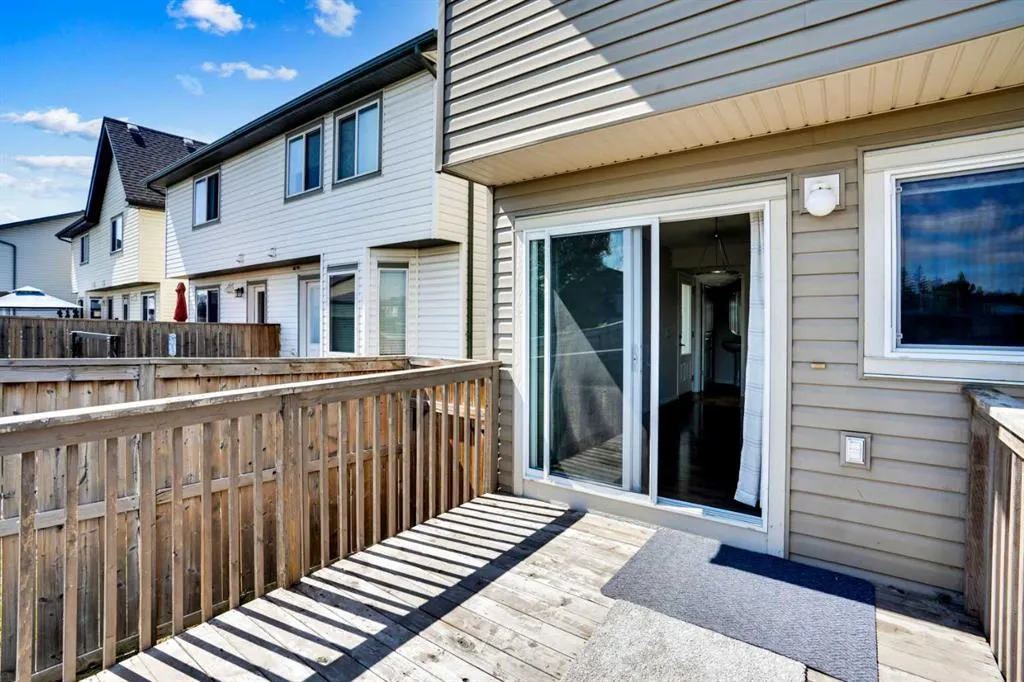 221 Elgin Meadows Park SE
