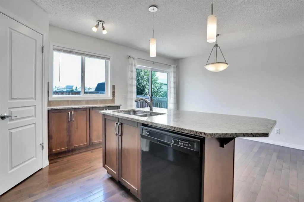221 Elgin Meadows Park SE
