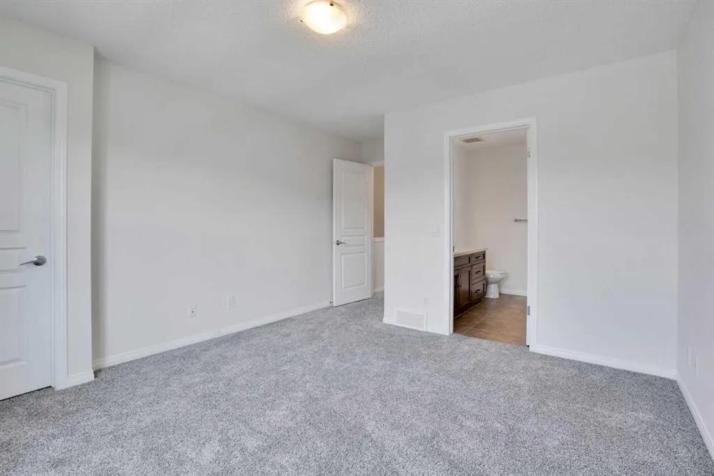 221 Elgin Meadows Park SE