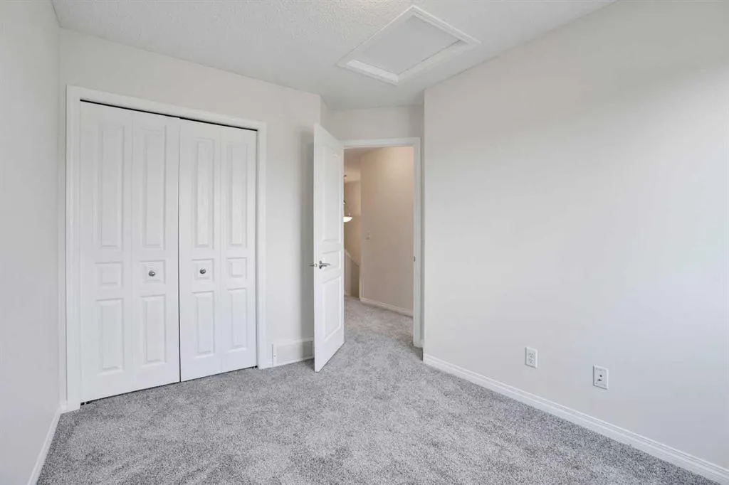 221 Elgin Meadows Park SE