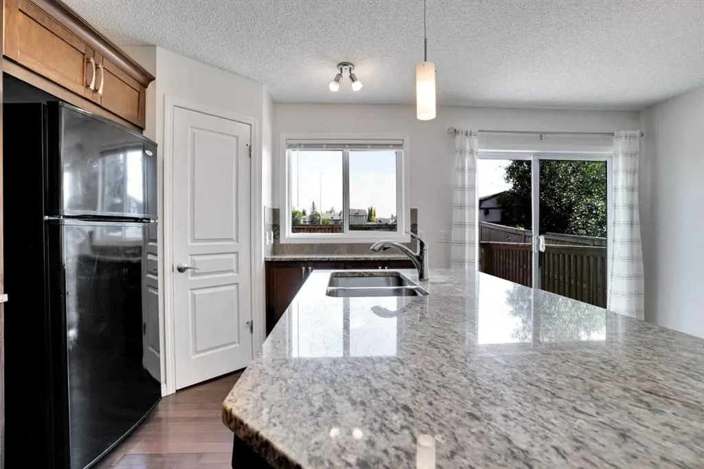 221 Elgin Meadows Park SE