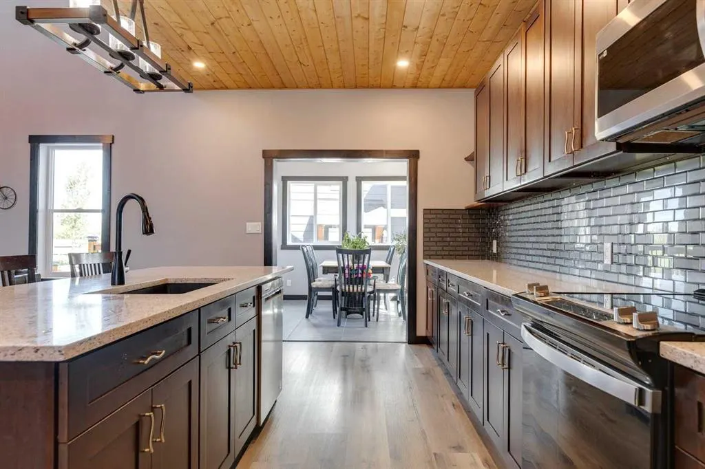 216 Cottageclub Crescent