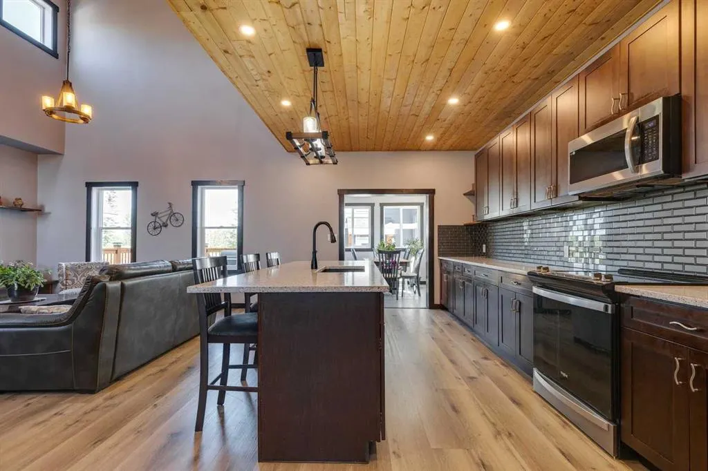 216 Cottageclub Crescent