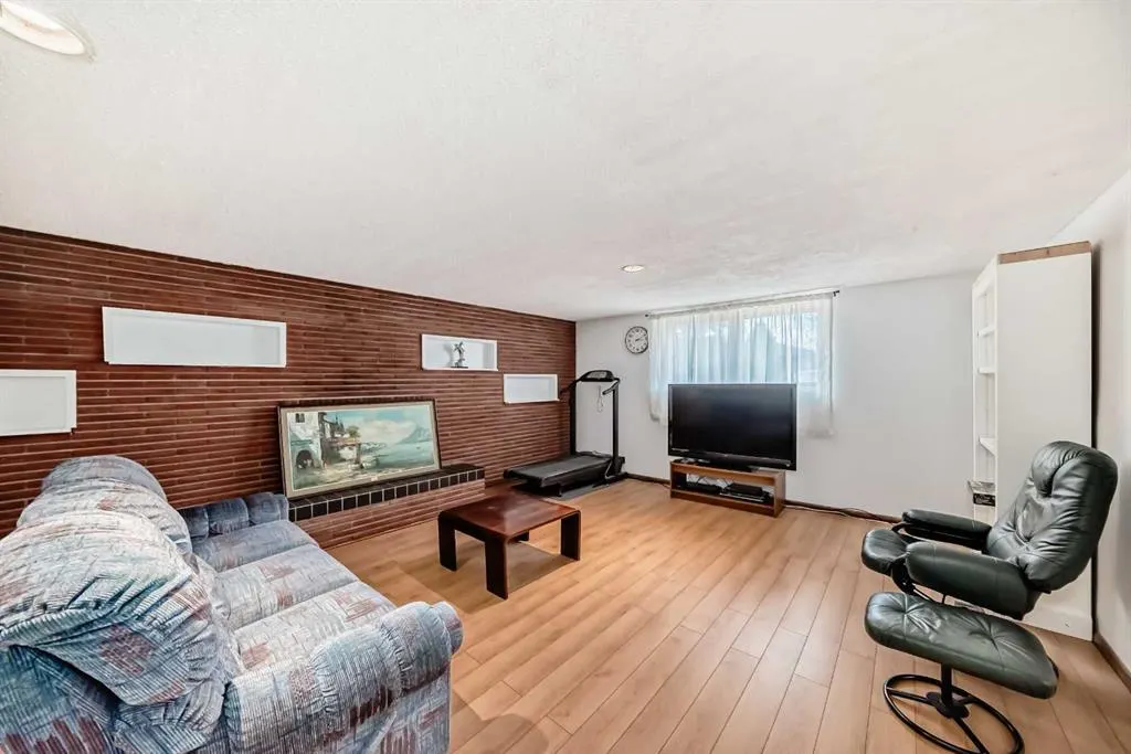 220 Cardiff Drive NW