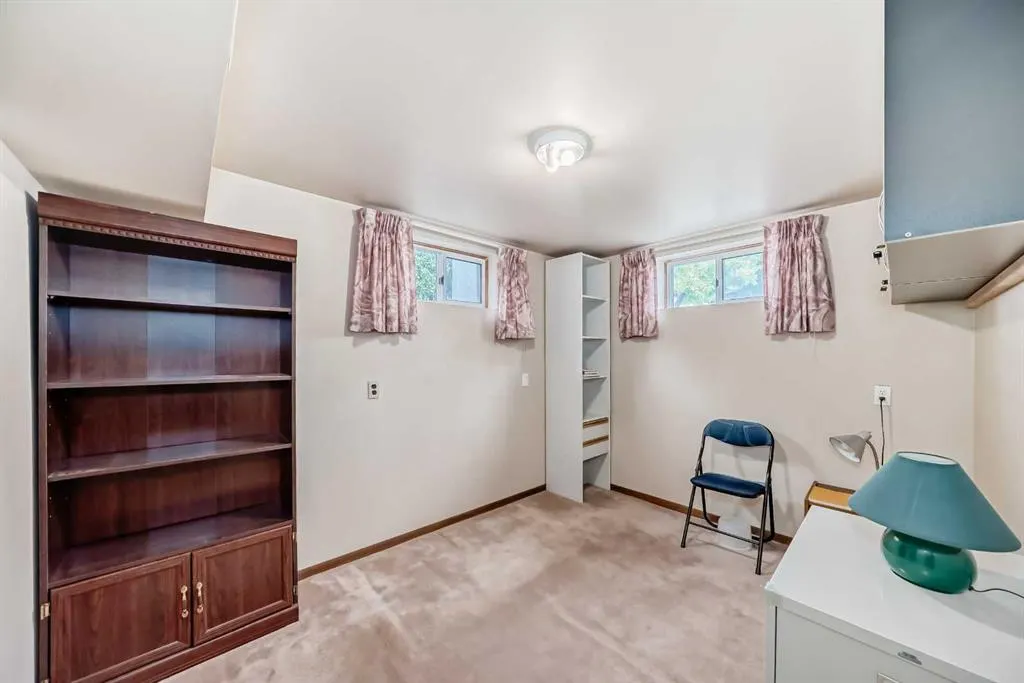 220 Cardiff Drive NW