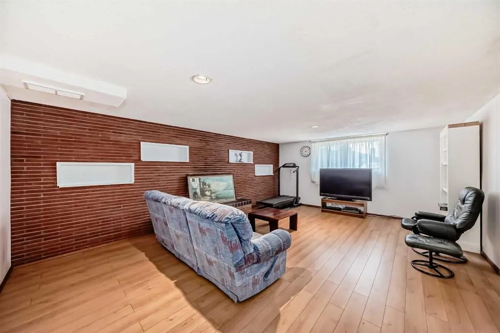 220 Cardiff Drive NW