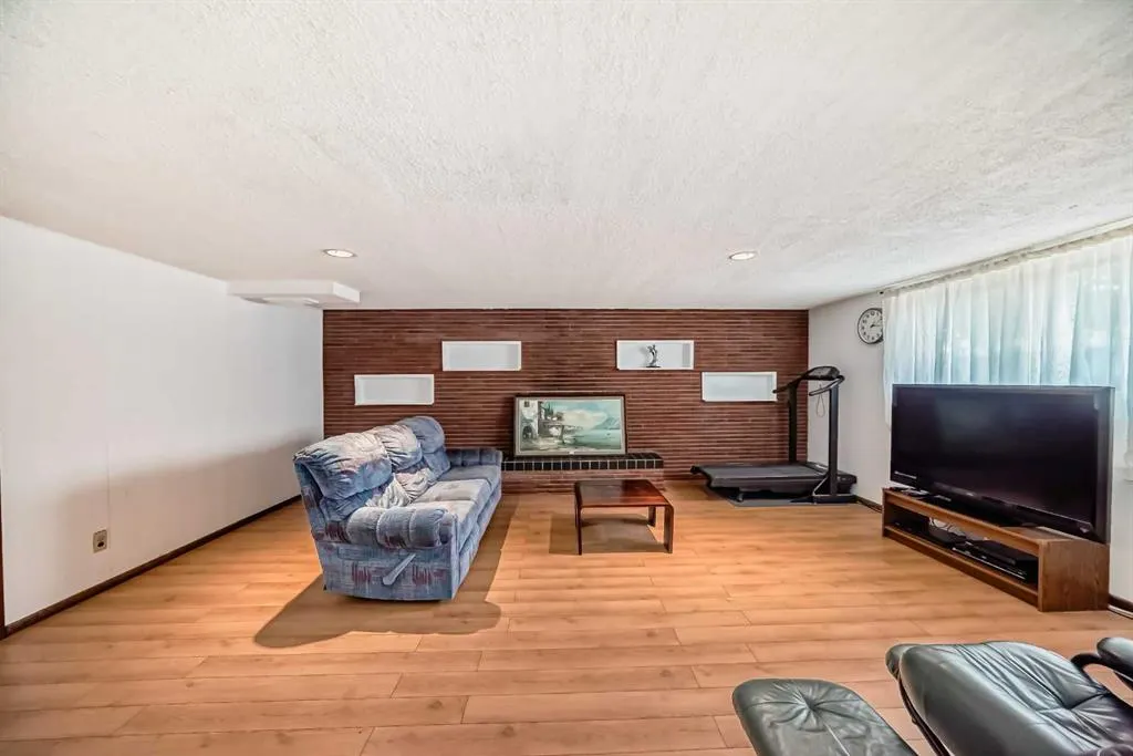 220 Cardiff Drive NW