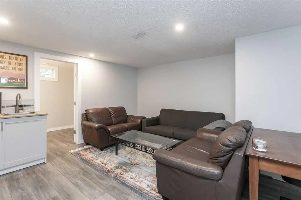 24 Sherwood Crescent