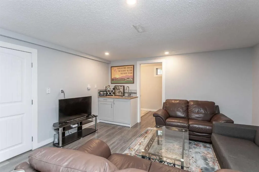 24 Sherwood Crescent