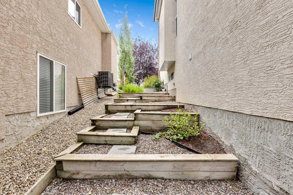 39 Discovery Ridge Rise SW