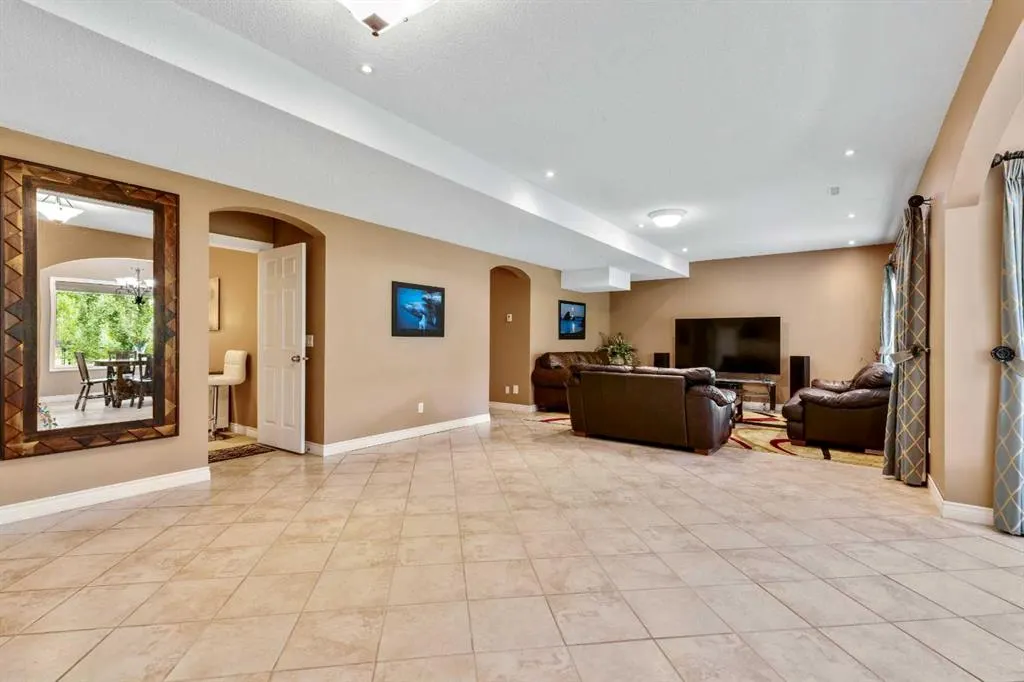 39 Discovery Ridge Rise SW