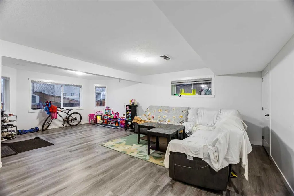 213 Hawkmere Close
