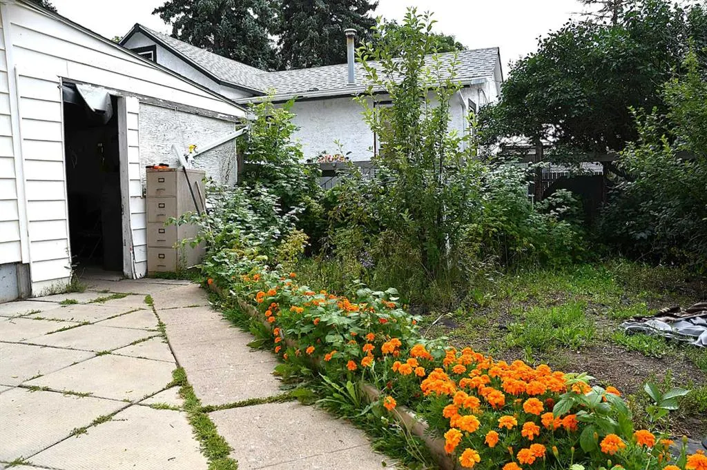 127 2 Street E