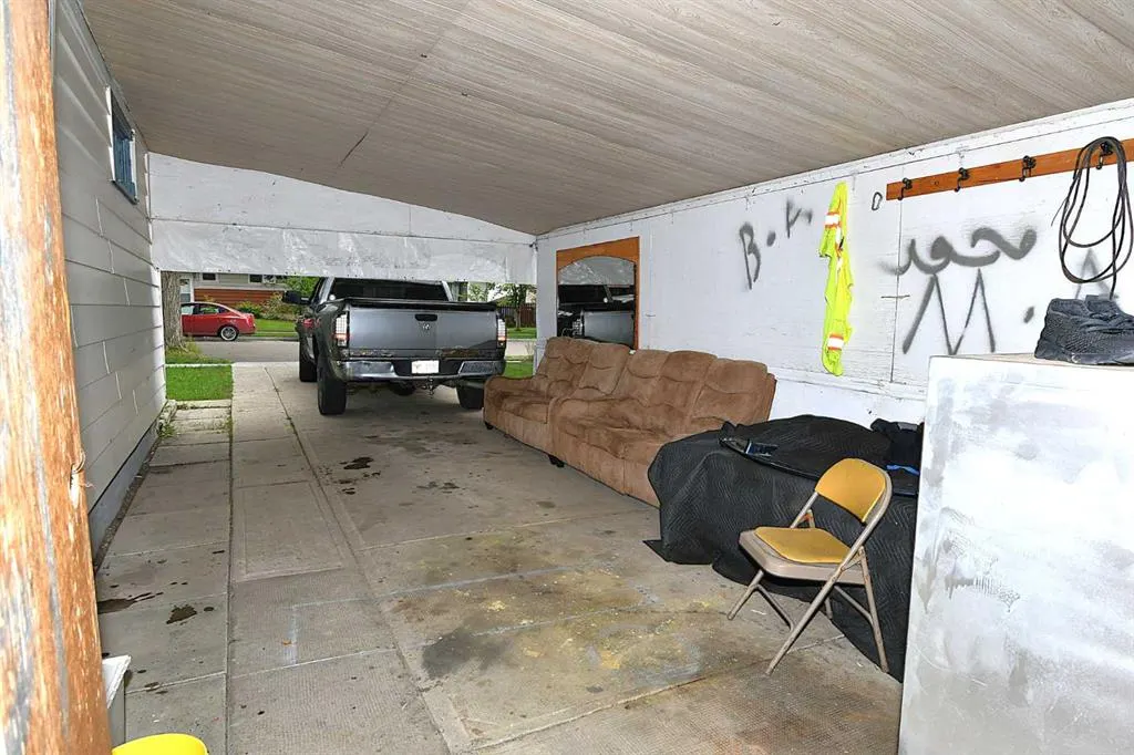 127 2 Street E