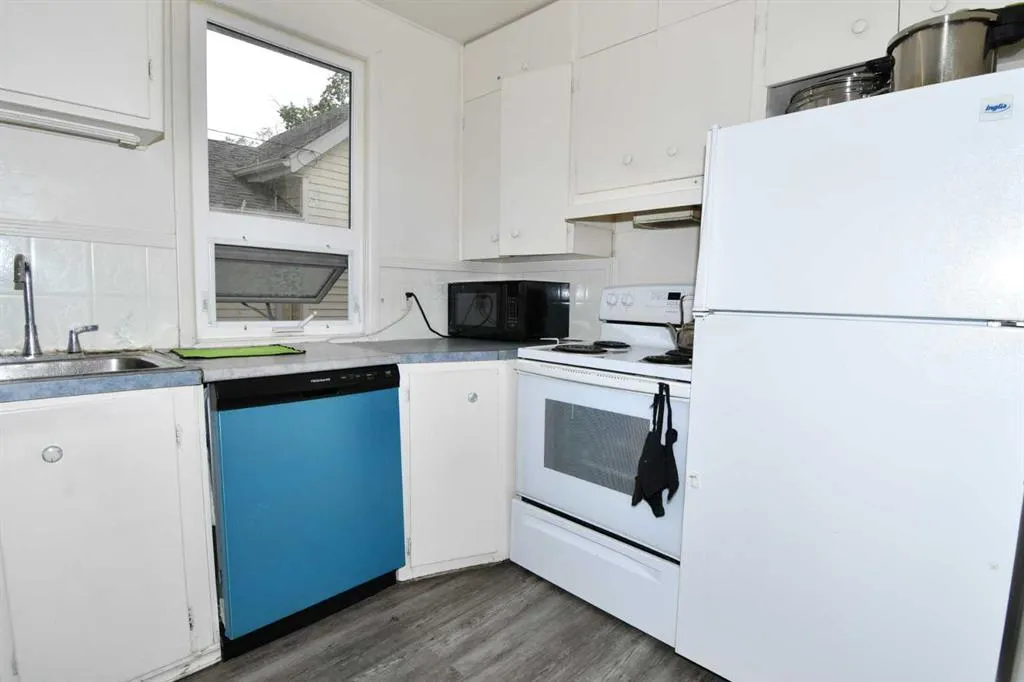 127 2 Street E