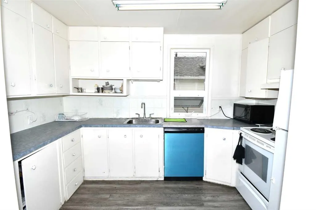 127 2 Street E