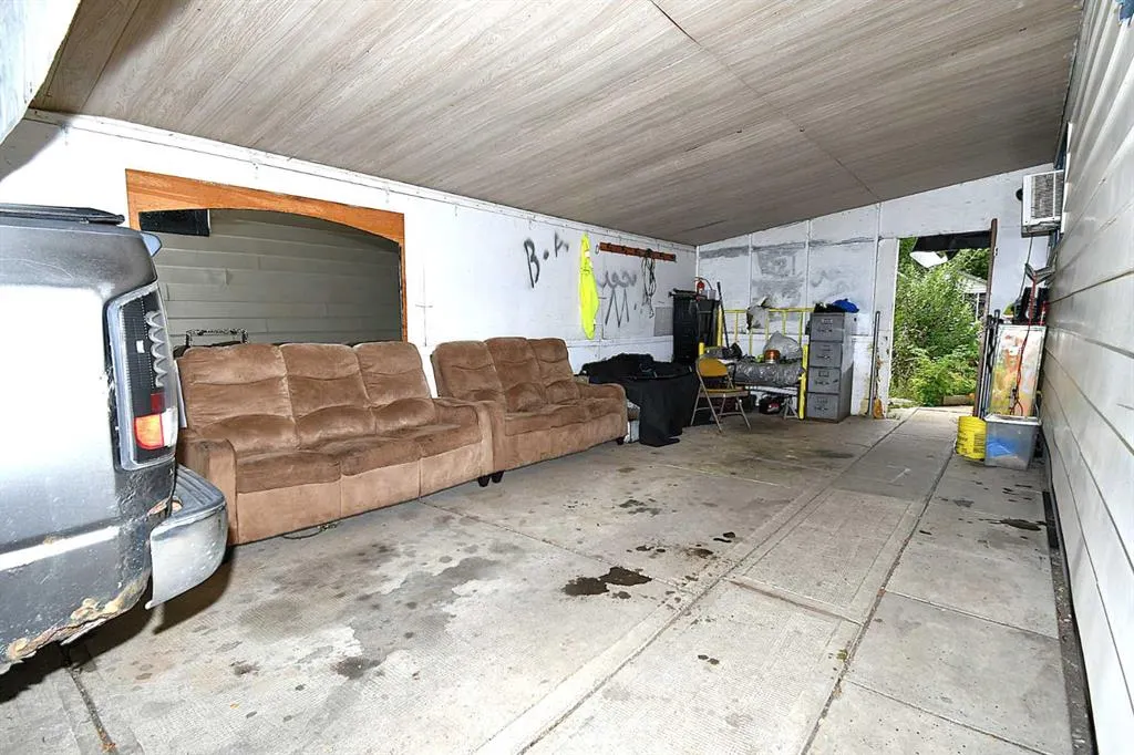 127 2 Street E