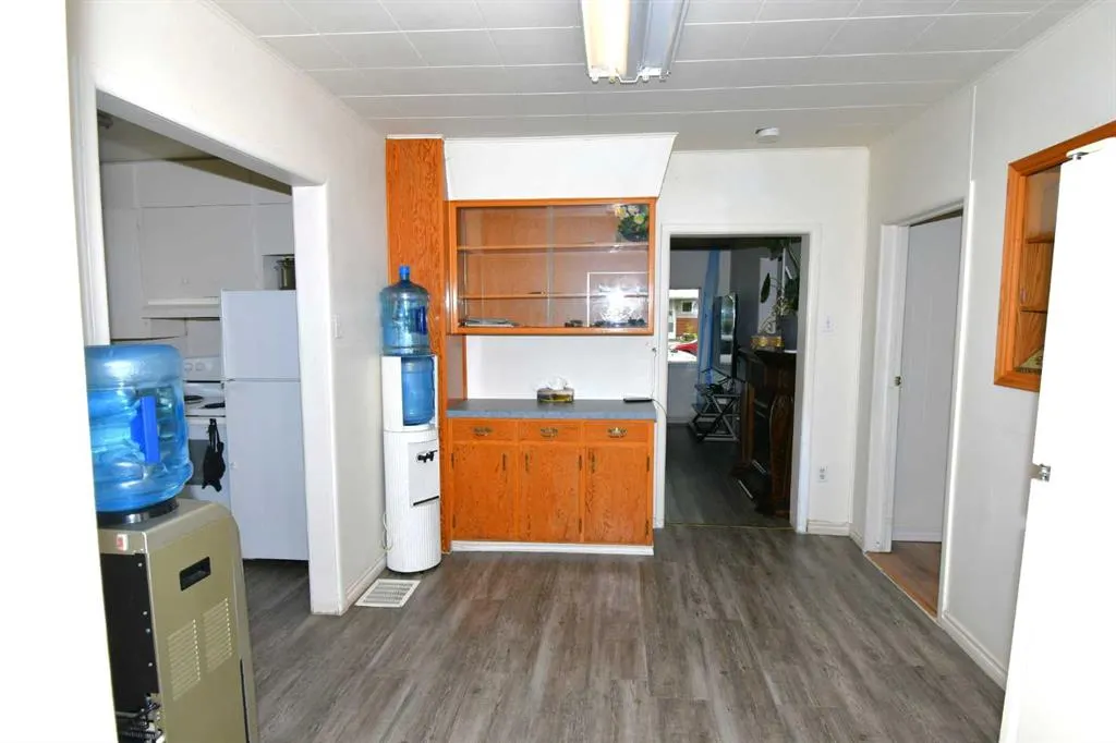 127 2 Street E