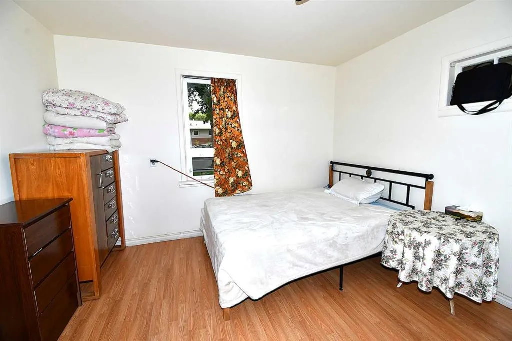 127 2 Street E