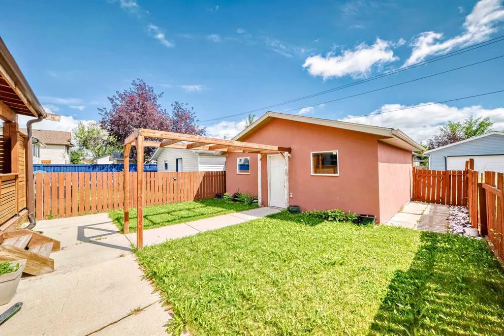 237 Tarington Close NE