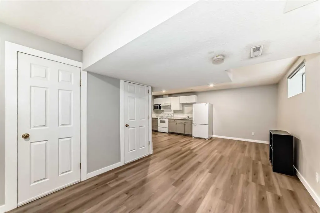 237 Tarington Close NE