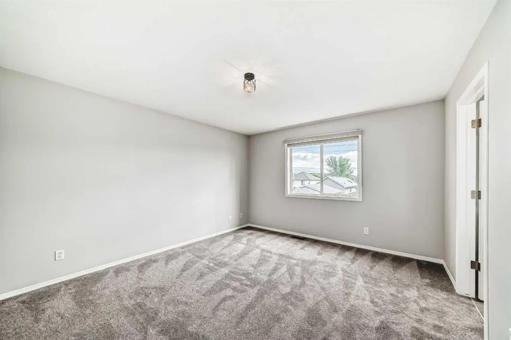 237 Tarington Close NE