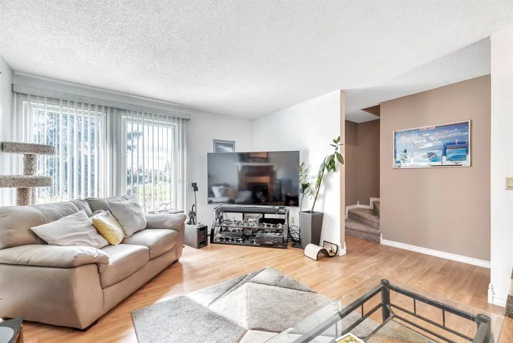 5 Falsby Place NE