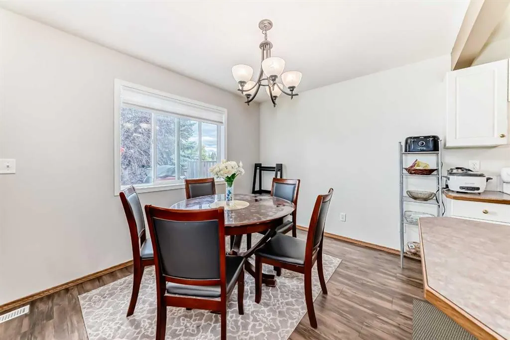25 Lakeview Close