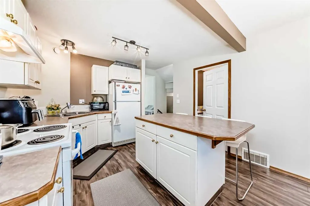 25 Lakeview Close