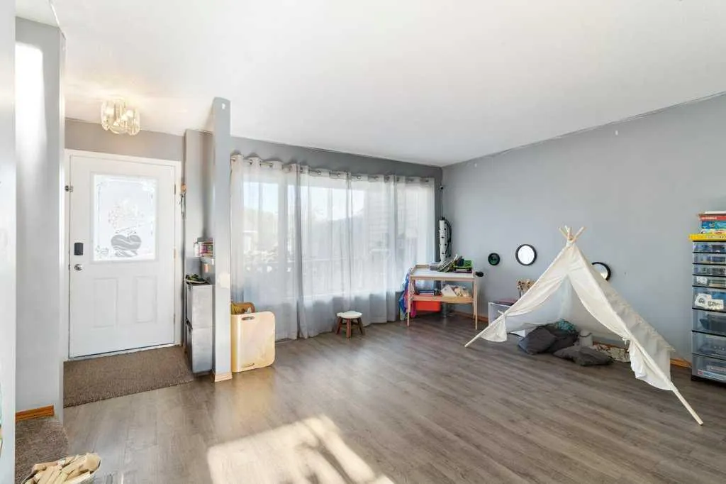 26 Ave, #1814 and 1816