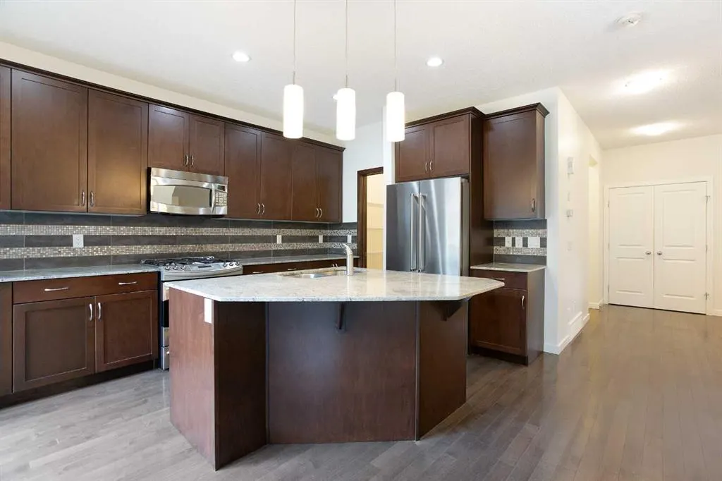 9 Cougar Ridge Rise SW