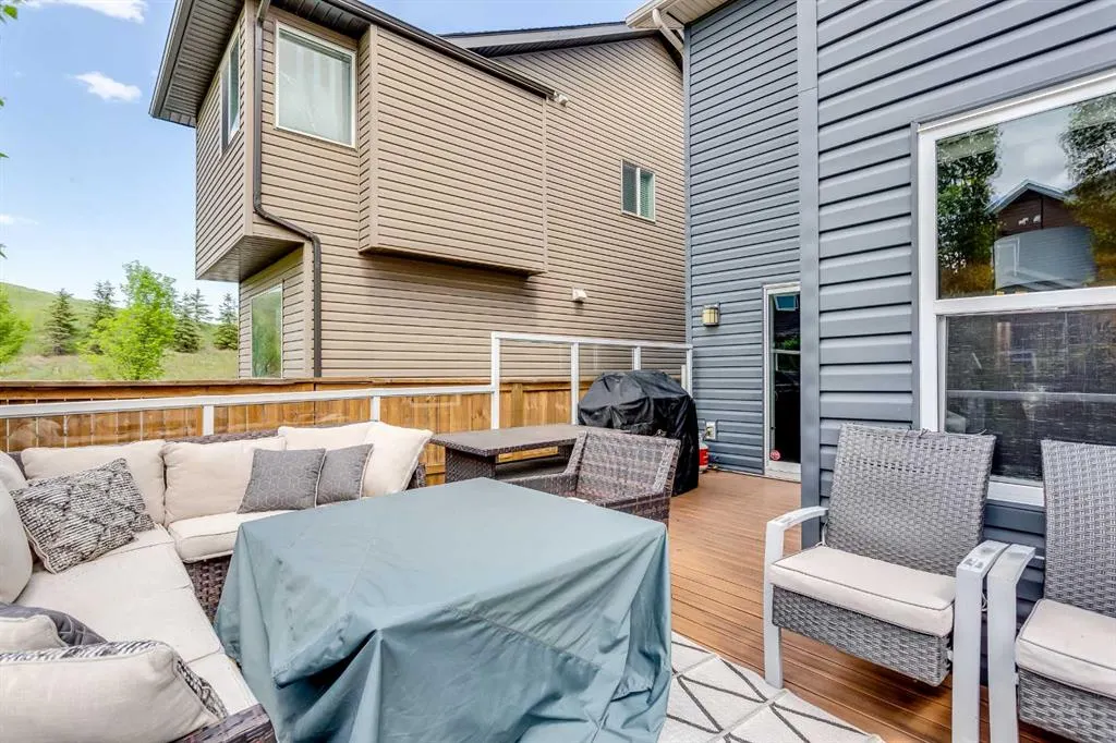 9 Cougar Ridge Rise SW
