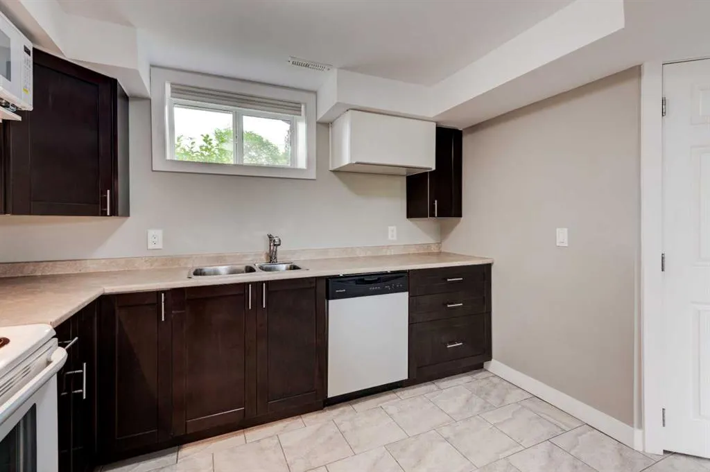 112 Selkirk Drive SW