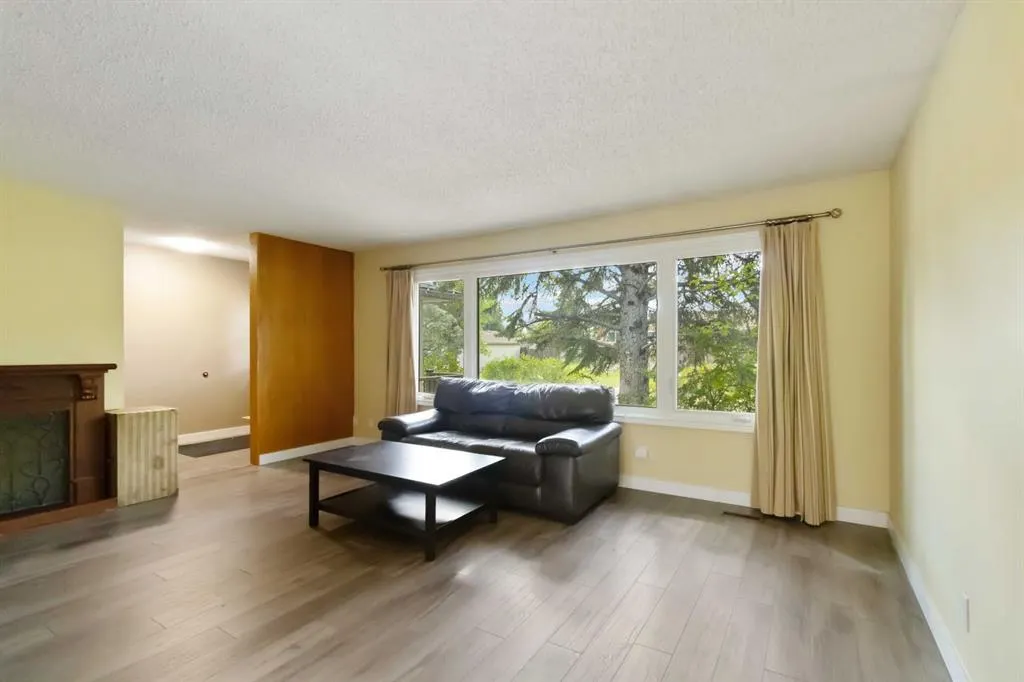 106 Hilltop Crescent