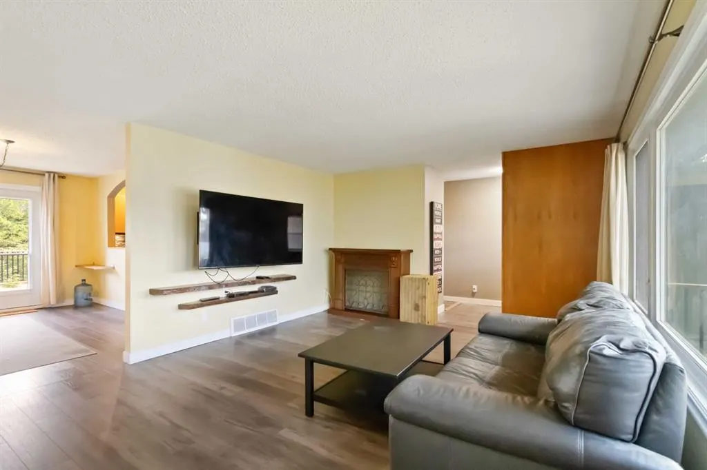 106 Hilltop Crescent