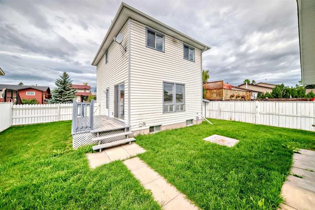 24 Castlebrook Rise NE
