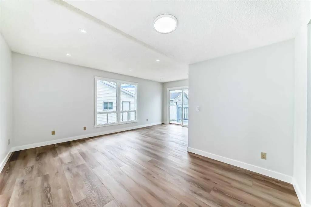 24 Castlebrook Rise NE