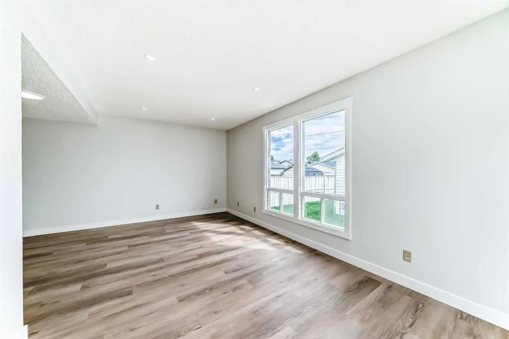 24 Castlebrook Rise NE