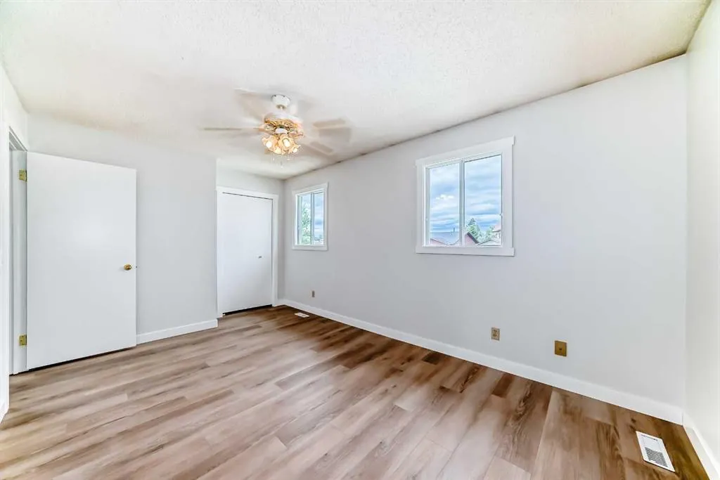 24 Castlebrook Rise NE